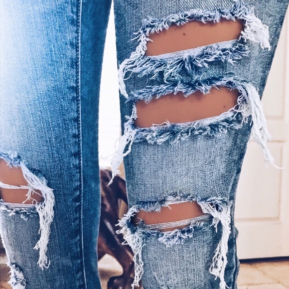 NEW Light Wash Distressed Denim Frayed Ankle Jeans - Picture 7 of 8